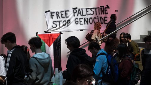 Transparent v dvorani Univerze v Ženevi (UNIGE), ki so jo zasedli propalestinski študentski protestniki in aktivisti. FOTO: Fabrice Coffrini/AFP