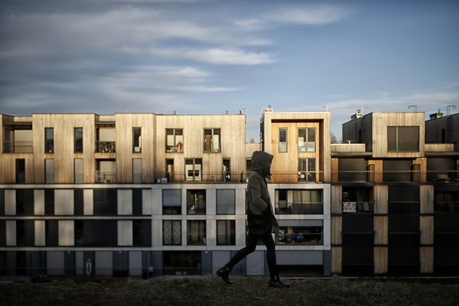 Po podatkih Eurostata znaša povprečna najemnina v Ljubljani za trisobno stanovanje 1850 evrov, za dvosobno stanovanje 1200 evrov in za enosobno 800 evrov. FOTO: Blaž Samec/Delo