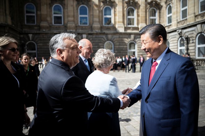 Kitajski predsednik Xi Jinping je evropsko turnejo končal z obiskom madžarskega premiera Viktorja Orbá​na. FOTO: Vivien Cher Benko/Reuters