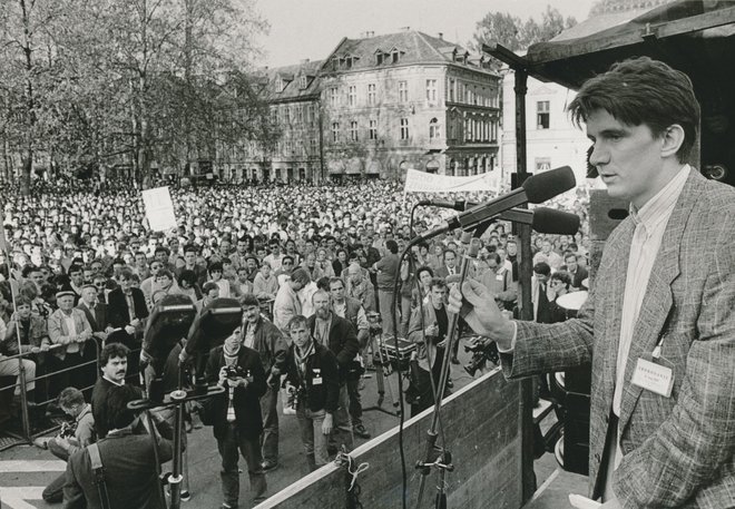 Na Kongresnem trgu, maja 1989. Pisatelj Tone Pavček je prebral Majniško deklaracijo, zborovanje pa je pod vodstvom JNožefa Školjča omogočila ZSMS. FOTO: Modic Igor