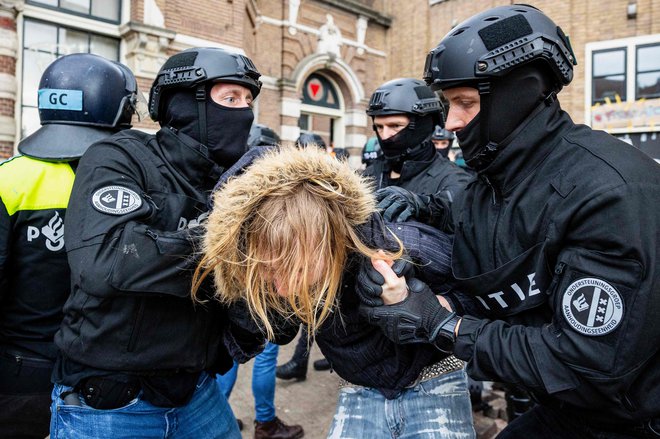 Nasilje nizozemske policije v Amsterdamu. FOTO: Ramon Van Flymen/AFP