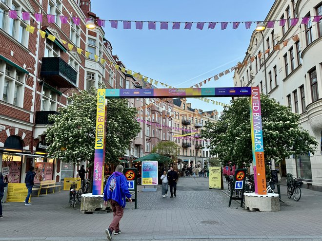 Ulico Friisgatan, prijeten in za promet zaprti del mesta, so gostitelji prekrstili v evrovizijsko ulico. FOTO: Gašper Završnik