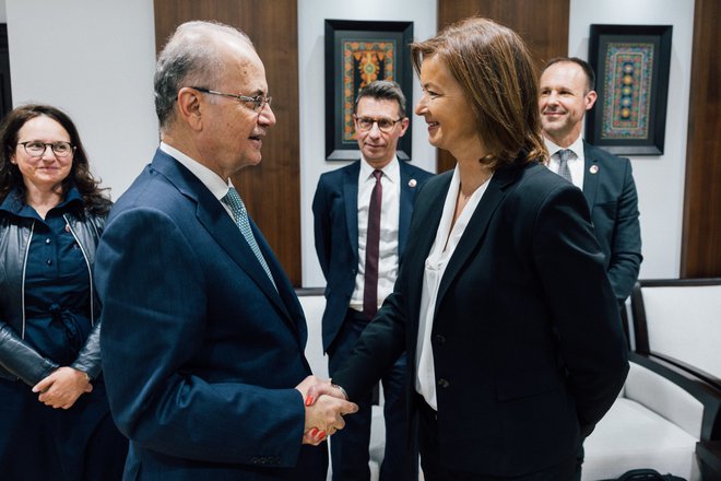 Palestinski premier Muhamed Mustafa in vodja slovenske diplomacije Tanja Fajon v Ramali. FOTO: MZEZ