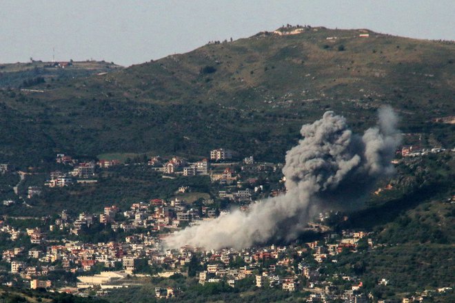 Dim nad južno libanonsko vasjo Kfar Kila po bombardiranju izraelske vojske. FOTO: Rabih Daher/Afp