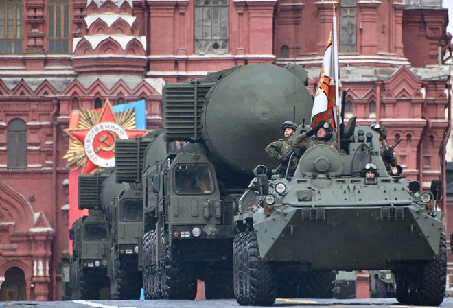 Tudi na letošnji tradicionalni vojaški paradi v Moskvi je Rusija razkazala svoje medcelinske balistične rakete yars. FOTO: Alexander Nemenov/AFP