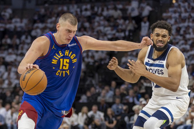 Nikola Jokić (levo) je tokrat pokazal zobe. FOTO: Jesse Johnson/Usa Today Sports