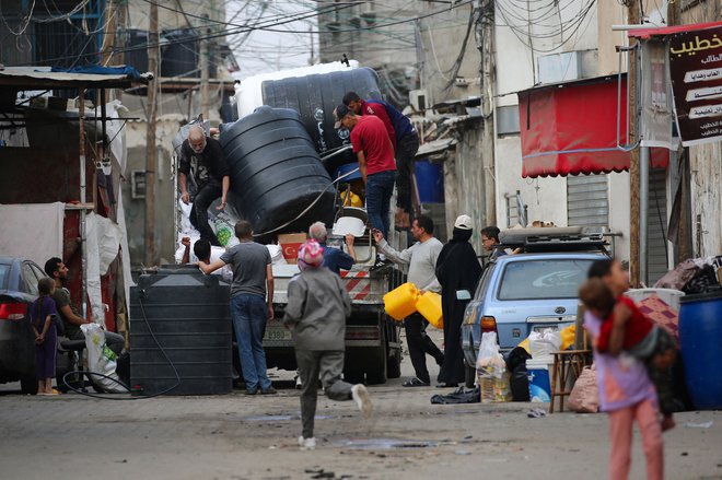 Palestinci zapuščajo Rafo. FOTO: AFP