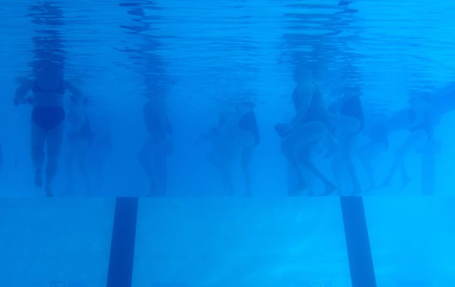 Na fakulteti za šport posebna bazenska tehnologija omogoča opazovanje plavanja pod vodo. FOTO: Blaž Samec/Delo