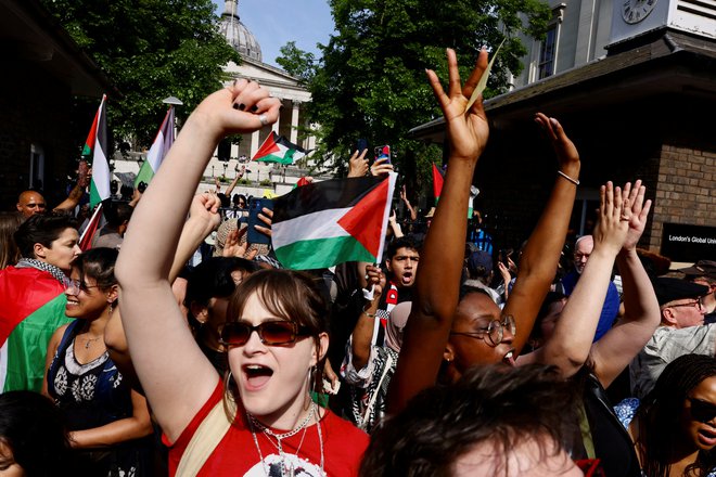 Študentske demonstracije proti vojni v Gazi na University College London. Foto Kevin Coombs/Reuters