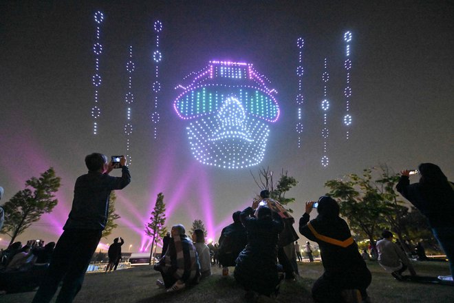 1000 dronov oblikuje vzorce na nočnem nebu med svetlobno predstavo dronov v okviru sejma Korea Drone Expo 2024 v Inčonu Foto Jung Yeon-je Afp