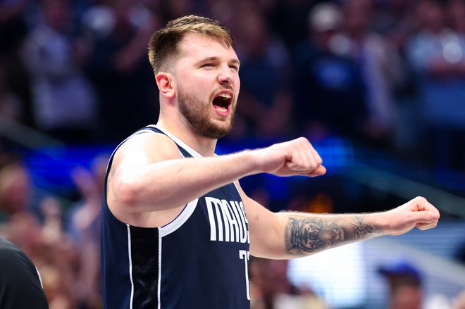 Tekmeci so neusmiljeni v obrambnih akcijah proti Luki Dončiću, a prvi strelec teksaškega moštva pokončno trpi vse udarce in še zmaguje povrhu. FOTO: Kevin Jairaj/Usa Today Sports Via Reuters Con