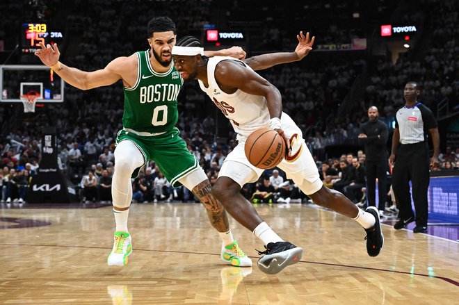 Jayson Tatum in Boston sta takoj odgovorila na poraz v drugi tekmi polfinalne končnice vzhodne konference proti Clevelandu z zmago v tretji tekmi in prvo v gosteh. FOTO: Jason Miller/Getty Images Via AFP