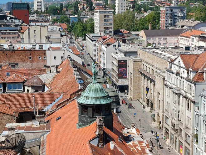 V Sarajevu dandanes mrgoli turistov od vsepovsod. FOTO: Nina Gostiša/Delo