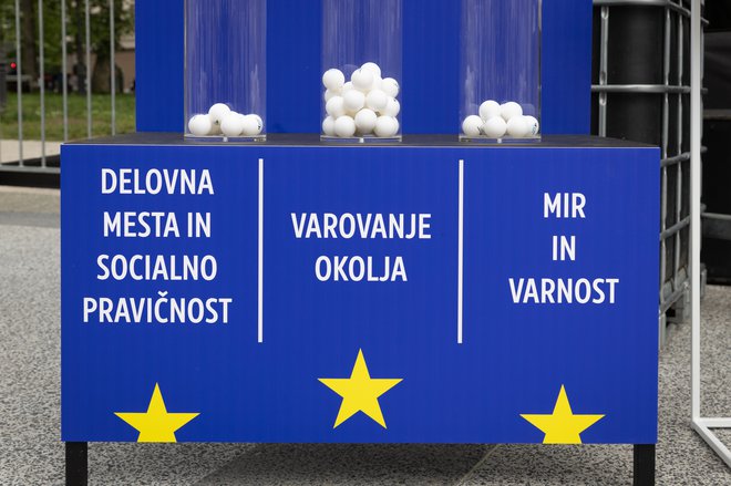 Poleg petih parlamentarnih strank se bodo za poslanske mandate v evropskem parlamentu potegovali kandidati na še šestih listah. FOTO: Voranc Vogel