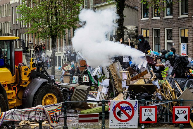 V Amsterdamu so študentske barikade odstranili z buldožerji. FOTO: Ramon Van Flymen/AFP