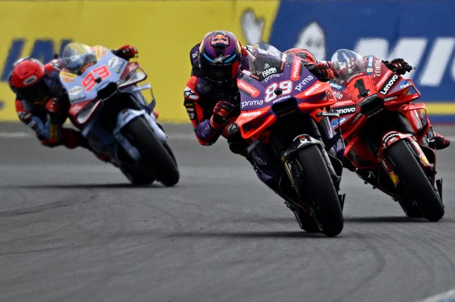 Jorge Martin (v ospredju) je bil najhitrejši v Le Mansu. FOTO: Julien De Rosa/AFP