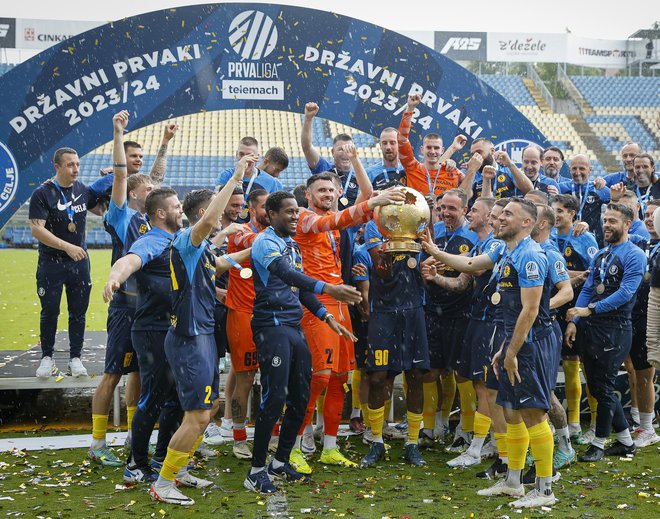 Celjski nogometaši so z zmago proslavili naslov državnih prvakov. FOTO: Jože Suhadolnik/Delo