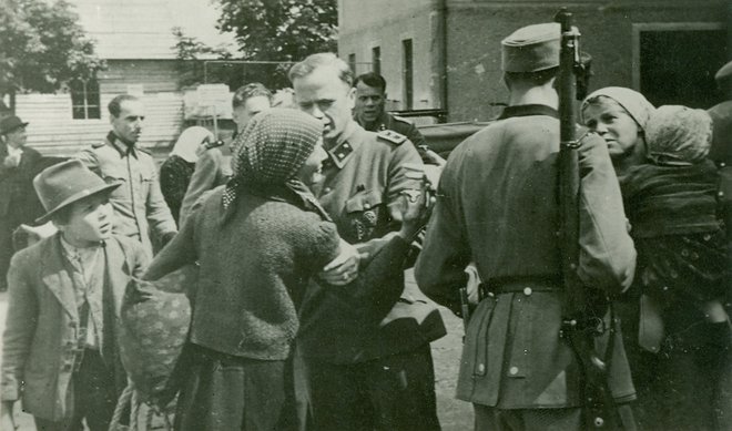 Ločitev mater od otrok v zbirnem taborišču v Celju avgusta 1942. FOTO: Hrani Muzej novejše zgodovine Celje