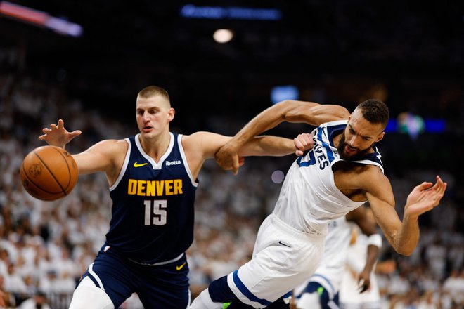 Nikola Jokić (levo) je bil pepričljiv zmagovalec evropskega dvoboja centrov, Francoz Rudy Gobert ni zmogel ustaviti najkoristnejšega igralca sezone. FOTO: David Berding/Getty Images Via AFP