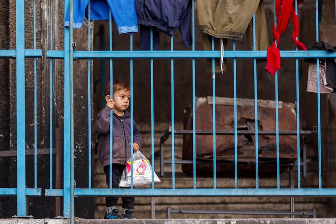 Palestinski deček v Rafi FOTO: Mohammed Salem/Reuters