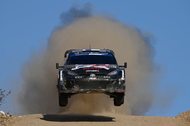 Francoz Sebastien Ogier (Toyota) je zmagovalec relija za svetovno prvenstvo na Portugalskem. Drugo mesto je osvojil Estonec Ott Tänak (Hyundai), tretji je bil vodilni v seštevku sezone Belgijec Thierry Neuville (Hyundai). Ogier je vodstvo na dirki v okolici Porta prevzel v soboto po odstopu moštvenega sotekmovalca, svetovnega prvaka Finca Kalleja Rovanperäja. Foto: Miguel Riopa/Afp