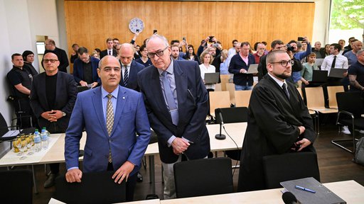 Tako je stranka AfD pričakovala odločitev višjega upravnega sodišča v Münstru o tem, ali je notranja obveščevalna služba ravnala zakonito, ko je za stranko postavila sum nedemokratičnih nagnjej in tako omogočila slednje in prisluškovanje njenim članom. Sodišče je dalo prav obveščevalcem. FOTO: Ina Fassbender/AFP