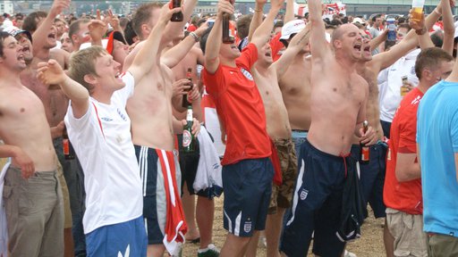 Leta 2006 so angleški navijači preplavili ulice Kölna. FOTO: Reuters