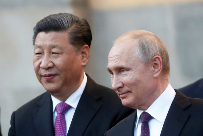 Vladimir Putin bo prvi državnik, ki ga bo Xi Jinping sprejel po vrnitvi iz Francije, Srbije in Madžarske. FOTO: Reuters