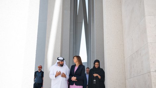 Ministrica si je v okviru obiska v Združenih arabskih emiratih ogledala medverski objekt - Abrahamovo družinsko hišo. Ta je simbol sožitja in sodelovanja treh religij. FOTO: Tanja Fajon prek omrežja X 