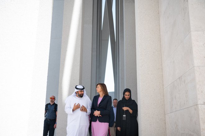 Ministrica si je v okviru obiska v Združenih arabskih emiratih ogledala medverski objekt - Abrahamovo družinsko hišo. Ta je simbol sožitja in sodelovanja treh religij. FOTO: Tanja Fajon prek omrežja X 