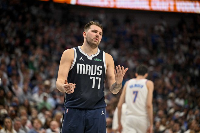 Luka Dončić je imel znova veliko težav s poškodbo in metom iz igre, zadel jih je le šest iz 20 poskusov. FOTO: Jerome Miron/Reuters