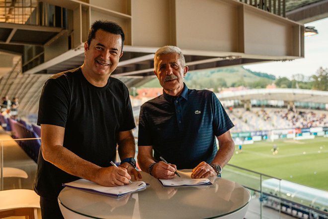 Turški poslovnež Acun Ilicali in Drago Cotar, predsednik NK Maribor, sta potrdila sodelovanje. FOTO: NK Maribor