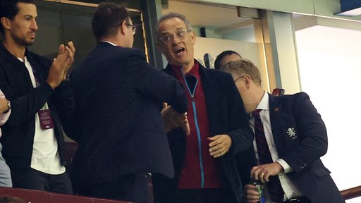 Vodstvo Aston Ville ne bi moglo imeti boljšega privrženca med hoolywoodskimi vplivneži kot je Tom Hanks (na sredini), ki si je na tekmi proti Liverpoolu dal navijaškega duška. FOTO: Carl Recine/Reuters