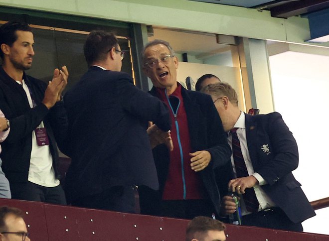 Vodstvo Aston Ville ne bi moglo imeti boljšega privrženca med hoolywoodskimi vplivneži kot je Tom Hanks (na sredini), ki si je na tekmi proti Liverpoolu dal navijaškega duška. FOTO: Carl Recine/Reuters