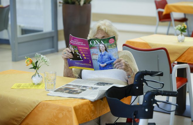 Po ocenah je v Sloveniji več kot 40.000 ljudi z demenco, še približno deset tisoč pa je takih, pri katerih se pojavljajo šele prvi znaki te bolezni, ki za vsakodnevno življenje še niso moteči. Foto Jože Suhadolnik