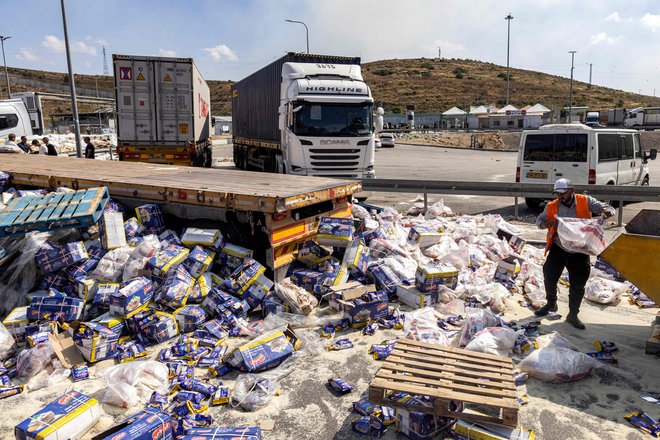 Fotografije, ki so po napadu zaokrožile na družbenih medijih, kažejo, da so tovornjake tudi zažgali. FOTO: Oren Ziv/AFP