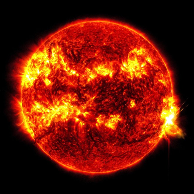 V torek je SDO posnel najbolj intenziven blišč v zadnjih dveh desetletjih, to je blišč jakosti X8.7 (spodaj desno). FOTO: Nasa/SDO

 