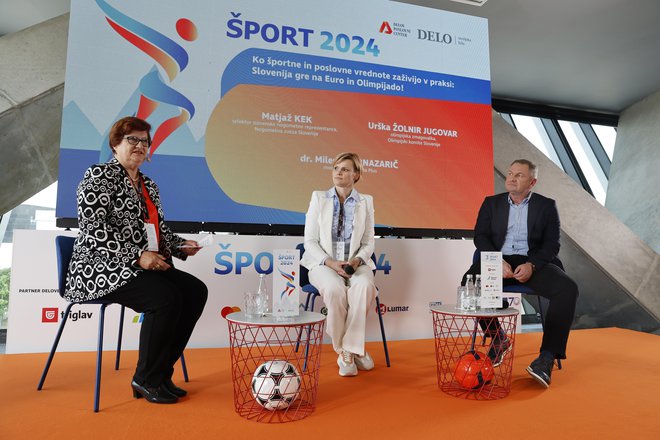 Urška Žolnir Jugovar (v sredini) in Matjaž Kek (desno) sta z moderatorko Mileno Fornazarič razpravljala o pomenu podpore vrhunskim športnikom in cenjenju tega. FOTO: Leon Vidic/Delo