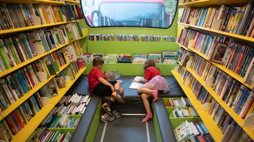 Storitve potujočih knjižnic redno uporablja 18.799 članov, na leto pa se jih vpiše več kot 2000. FOTO: Voranc Vogel/Delo