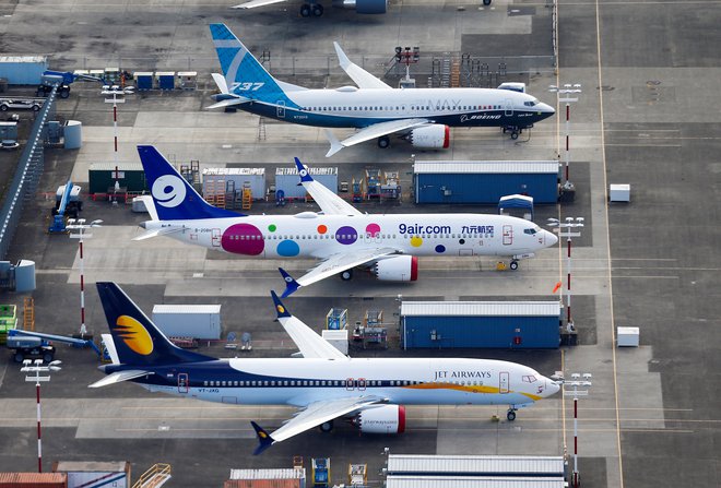 Boeing je bil tarča kritik, ker so ob pridobivanju certifikata pri ameriških pristojnih organih za model 737 max trdili, da posebno usposabljanje pilotov za programsko opremo ni potrebno. FOTO: Lindsey Wasson/Reuters