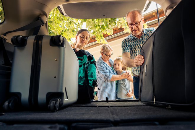 Med motivi za obnavljanje veščin v cestnem prometu je tudi prevažanje vnukov. FOTO: DC Studio/Shutterstock