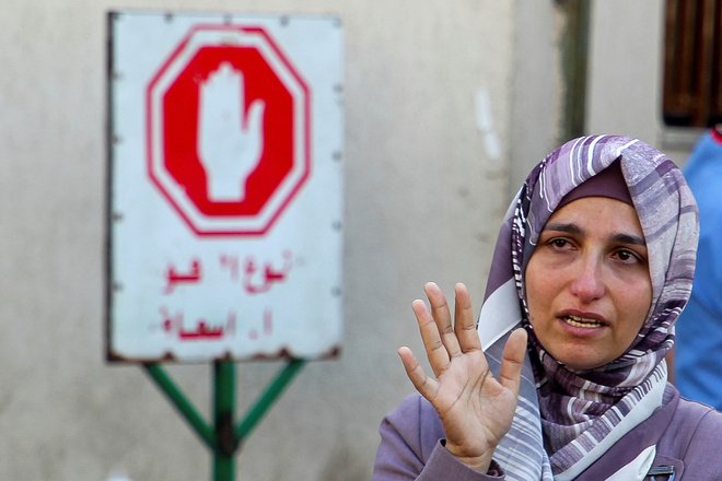 Palestinka med pogrebom ljudi, ki so umrli v izraelskih napadih. FOTO: Hatem Khaled/Reuters