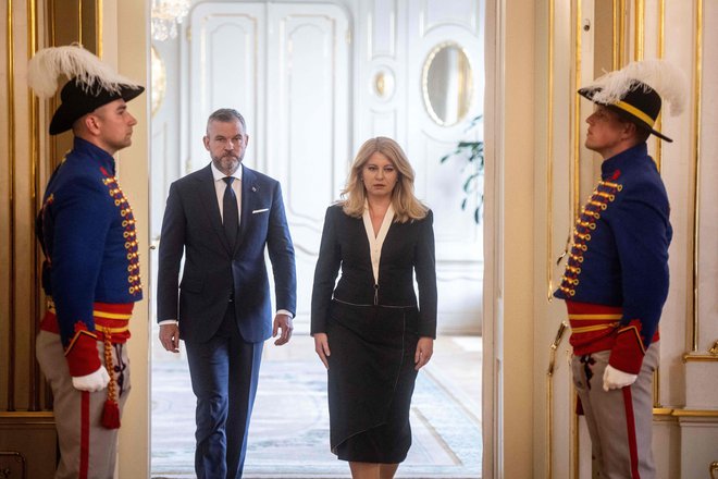 Slovaška predsednica Zuzana Čaputová in njen naslednik Peter Pellegrini pred današnjo tiskovno konferenco FOTO: Vladimir Simicek/AFP