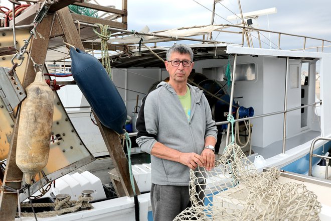 Izolski ribič Robert Radolovič o sebi pravi, da ne bo več kopičil hrvaških kazni. FOTO: Blaž Samec/Delo