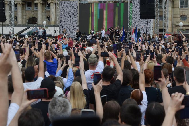 Glasbenika je v nedeljo na zagrebškem Trgu bana Jelačića pričakalo mnogo ljudi. FOTO: Družbena omrežja