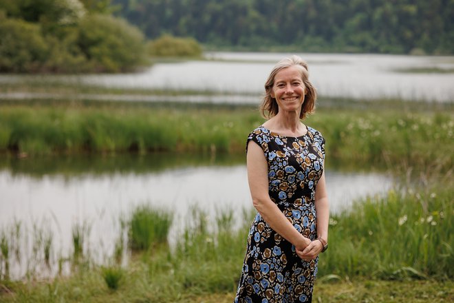 Slovenci, ki so študirali v Veliki Britaniji, kot prednost izpostavijo metode poučevanja, ki temeljijo na spodbujanju študentov, da sami poiščejo odgovore na vprašanja, pravi britanska veleposlanica Tiffany Sadler. FOTO: Črt Piksi