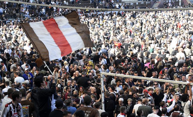 Privrženci St. Pauli so si minuli konec tedna dali duška. Po 13 letih bo znova igral v najmočnejši bundesligi. FOTO: Fabian Bimmer/Reuters