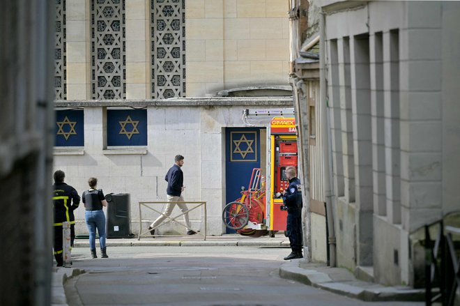 Policija in gasilci ob sinagogi v francoskem mestu Rouen, kjer je policija ustrelila moškega, ki naj bi želel sinagogo zažgati. FOTO: Lou Benoist/AFP