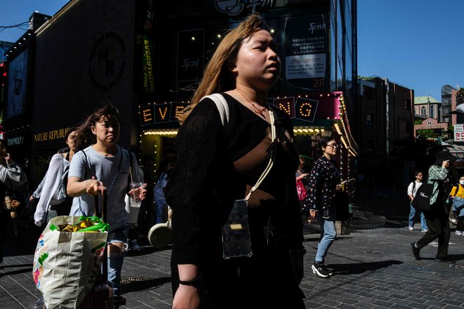 Številni prebivalci Južne Koreje so zaradi visokih obremenitev na delovnih mestih in kompetitivnosti nenehno pod pritiskom. FOTO: Anthony Wallace/AFP