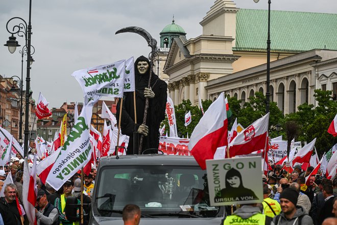 Raziskava spletnega portala DeSmog je pokazala, da za organizacijo nasilnih protestov v preteklih tednih in tudi za protestom, napovedanim za 4. junij, torej tik pred evropskimi volitvami, stoji mislišče, ki ga podpira madžarski premier Viktor Orbán. FOTO: Omar Marques Anadolu/AFP